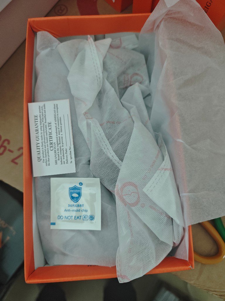 出口鞋盒实拍：贝斯特防霉片随鞋入盒，附英文质保卡